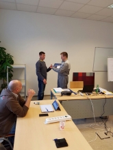 Géczy Attila (Autentik MotorCar) átveszi Markotól a bizonyítványt